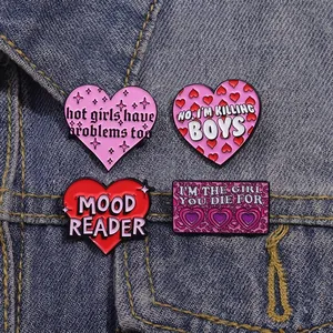 Vue détaillée de broches coeur en émail rose MOOD READER sur une veste en jean