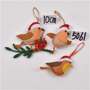 Dettaglio di ornamenti natalizi a forma di gufo in feltro da 10cm con cappelli e cuori