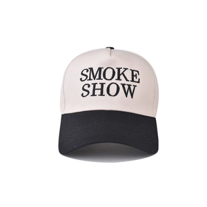 Détail de la broderie SMOKE SHOW sur une casquette de baseball bicolore en coton de qualité