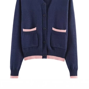 Cardigan femme bleu marine à col en V avec bordures contrastées roses et poches