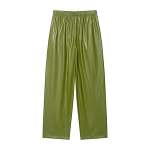 Detailansicht der olivgrünen PU-Lederhose mit weitem Bein und elastischem Bund im Vintage-Stil