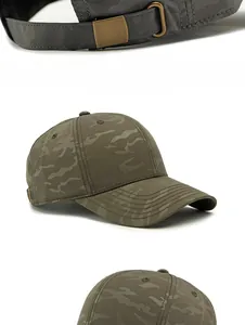Detalle de la hebilla metálica ajustable y el patrón de camuflaje en la gorra