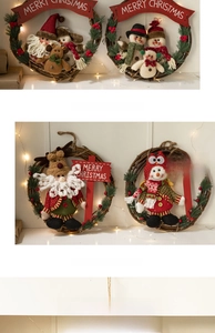 Détail de couronne de Noël avec Père Noël en peluche, bonhomme de neige et renne sur rotin