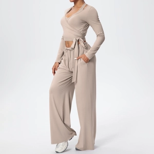 Détail du haut cache-cœur beige à manches longues et du pantalon de yoga large