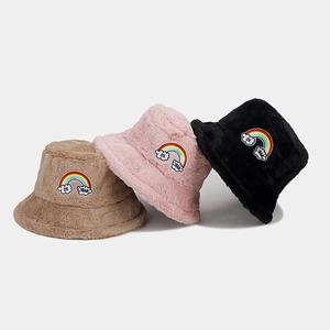 Détails de la texture pelucheuse des bobs d'hiver avec broderie arc-en-ciel