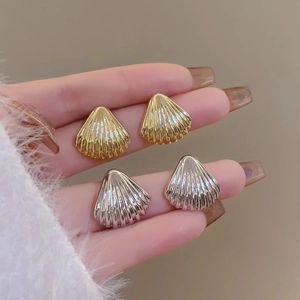Eleganti orecchini a lobo a conchiglia in stile francese in oro e argento per donna