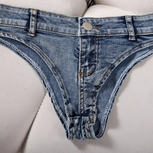 Gros plan d'un short en jean bleu avec bouton métallique et détails de couture