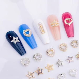 Bijoux d'ongles 3D en forme de cœur et d'étoile avec strass sur ongles colorés