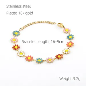Détail du bracelet marguerite coloré plaqué or 18k avec une longueur de 16+5cm