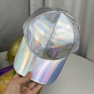Détail d'une casquette de baseball en cuir PU laser holographique à surface réfléchissante