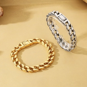 Detailaufnahme vintage gravierter Panzerarmbänder in Gold- und Silber-Edelstahlausführung