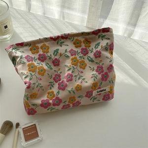 Trousse à maquillage fleurie sur coiffeuse avec bougies au style rétro et texture