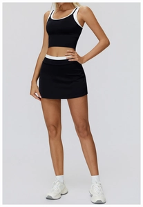 Detail of the high-waisted tennis skirt with white contrast piping and elastic fabric