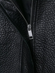 Nahaufnahme der schwarzen PU-Lederjacke mit Litschitextur und silbernem Metallreißverschluss