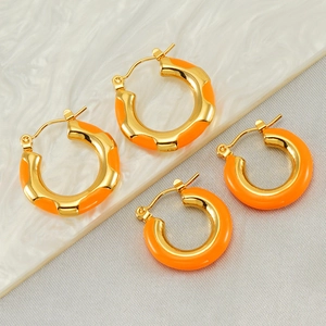 Vintage orangefarbene Emaille C-Ohrringe aus Edelstahl mit Goldbeschichtung in zwei Größen