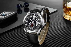 Detailansicht der Luxus-Herrenuhr mit schwarzem Lederarmband und römischen Ziffern