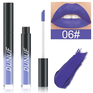 Détail du rouge à lèvres liquide violet mat 06 avec applicateur et essai sur lèvres