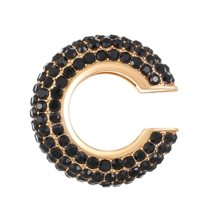 Elegante ear cuff a C dorato con strass neri scintillanti incastonati a pavé