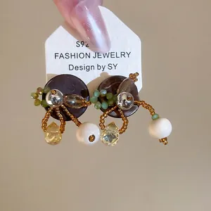 Boucles d'oreilles ethniques avec perles de bois et aiguilles en argent S925 sur carte