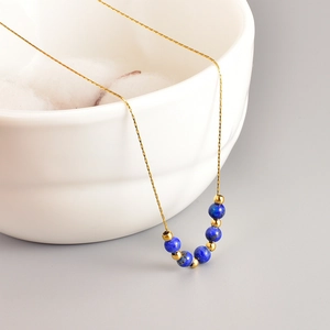 Collana con perle di lapislazzuli su catena in acciaio inossidabile placcata oro 18K