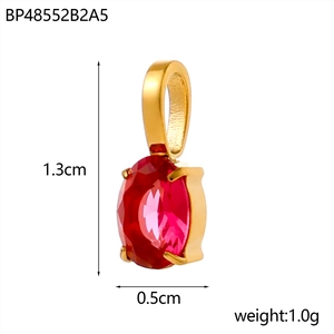 Detailansicht ovaler roter Edelsteinanhänger mit 18K Vergoldung und 1,3 cm x 0,5 cm Maßen