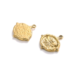 Detailansicht goldener Bienen-Reliefanhänger mit Hammerschlag-Textur für DIY-Schmuck