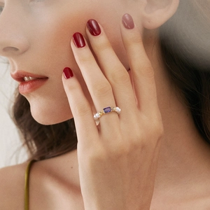 Nahaufnahme von S925 Sterlingsilber Ring mit Süßwasserperle und lila Edelstein-Detail