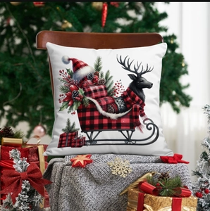 Détail de la housse de coussin de Noël avec traîneau de rennes et motifs à carreaux rouges