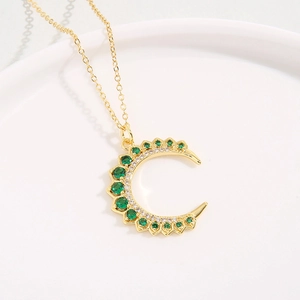 Emerald Green Zircon Crescent Moon Pendant Necklace Gold Plated Copper Micro Inlaid Shiny Fashion Accessories Women