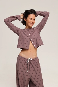 Détail d'un ensemble de détente mauve avec motif cœur floqué et maille texturée