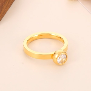 Vue macro d'une bague plaquée or avec oxyde de zirconium serti clos minimaliste