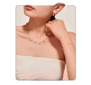 Dettaglio del set di gioielli con cristalli rosa e perle indossato da una modella