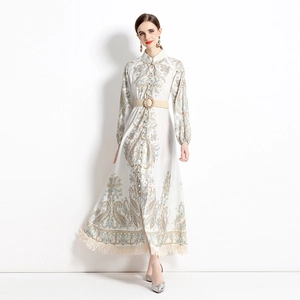 Robe maxi élégante à imprimé cachemire avec ourlet à glands et ceinture tressée