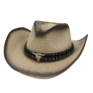 Chapeau de cowboy en paille style western avec ruban ethnique et tête de taureau métallique