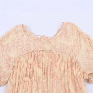 Abito in chiffon floreale con elegante corpino a pieghe e dettagli di perline sul collo