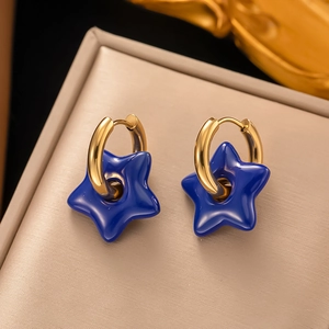 Goldene Titanstahl-Ohrringe mit einem tiefblauen sternförmigen Anhänger für Damen
