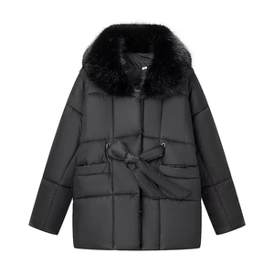 Manteau rembourré noir pour femme avec col en fourrure et ceinture à la taille