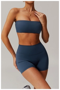Detail der High-Waist Yoga-Shorts und nahtlosem Tube-Top in marineblauer Mattoptik