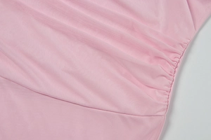 Detailaufnahme von pinkem Mesh-Gewebe mit eleganten Raffungen und weicher Textur