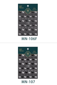 Macro-opname van 5D vlinder nagelstickers MN-106F en MN-107 in zwart-wit uitvoeringen
