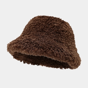 Dettaglio del cappello pescatore marrone in peluche con trama in pile morbida