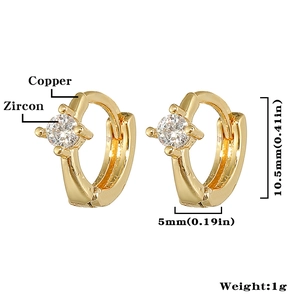 Detalle de pendientes bañados en oro de 18K con circonitas y medidas exactas