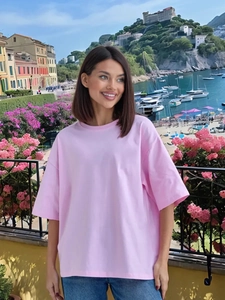 T-shirt rosa oversize 100% cotone a maniche corte abbinata a jeans all'aperto