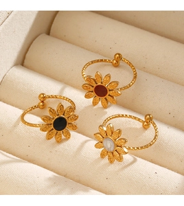 Dettaglio di anelli a girasole regolabili con inserti rosso nero e bianco dorati