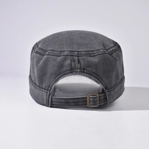 Détail du chapeau militaire en coton délavé gris avec boucle de réglage en métal bronze