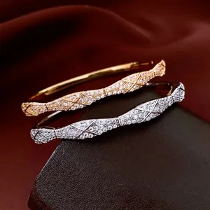 Bracelet Jonc Matelassé Élégant En Cuivre Plaqué Or Avec Pavé De Zircons Ovale Croisé Bijoux De Mode Pour Femmes