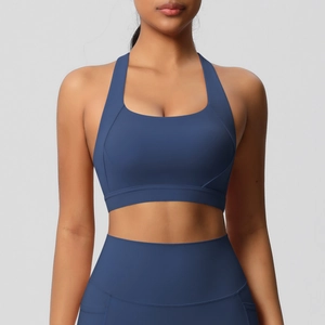 Detail van naadloze donkerblauwe sportbeha en legging met hoge taille en zijzakken