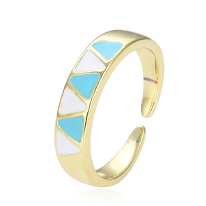 Vergulde open ring met wit en lichtblauw geometrisch emaille op een witte achtergrond