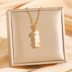 Collier élégant en bambou doré avec pendentif en faux jade blanc et cristaux brillants