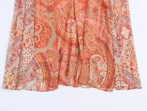 Dettaglio del vivace motivo paisley su tessuto leggero con elegante drappeggio